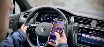 Kjørelærer: – Jeg kan bruke mobilen i bilen