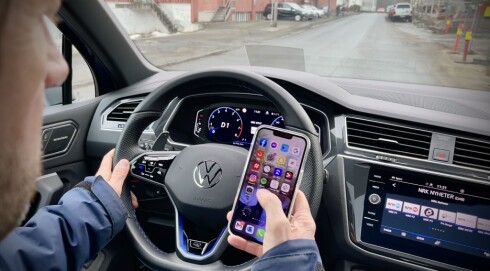Kjørelærer: – Jeg kan bruke mobilen i bilen