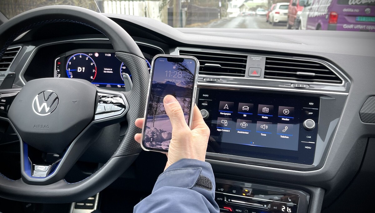Færre blir tatt med mobilen bak rattet