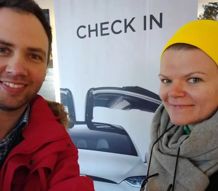 <span class=" font-weight-bold" data-lab-font_weight_desktop="font-weight-bold">PÅ LANSERING: </span>Håvard og kona Hanne var spente da de tok denne selfien på lanseringen av Tesla Model X. <span class=" font-weight-bold" data-lab-font_weight_desktop="font-weight-bold">PÅ LANSERING: </span>Håvard og kona Hanne var spente da de tok denne selfien på lanseringen av Tesla Model X.