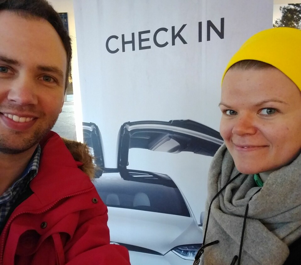 PÅ LANSERING: Håvard og kona Hanne var spente da de tok denne selfien på lanseringen av Tesla Model X.