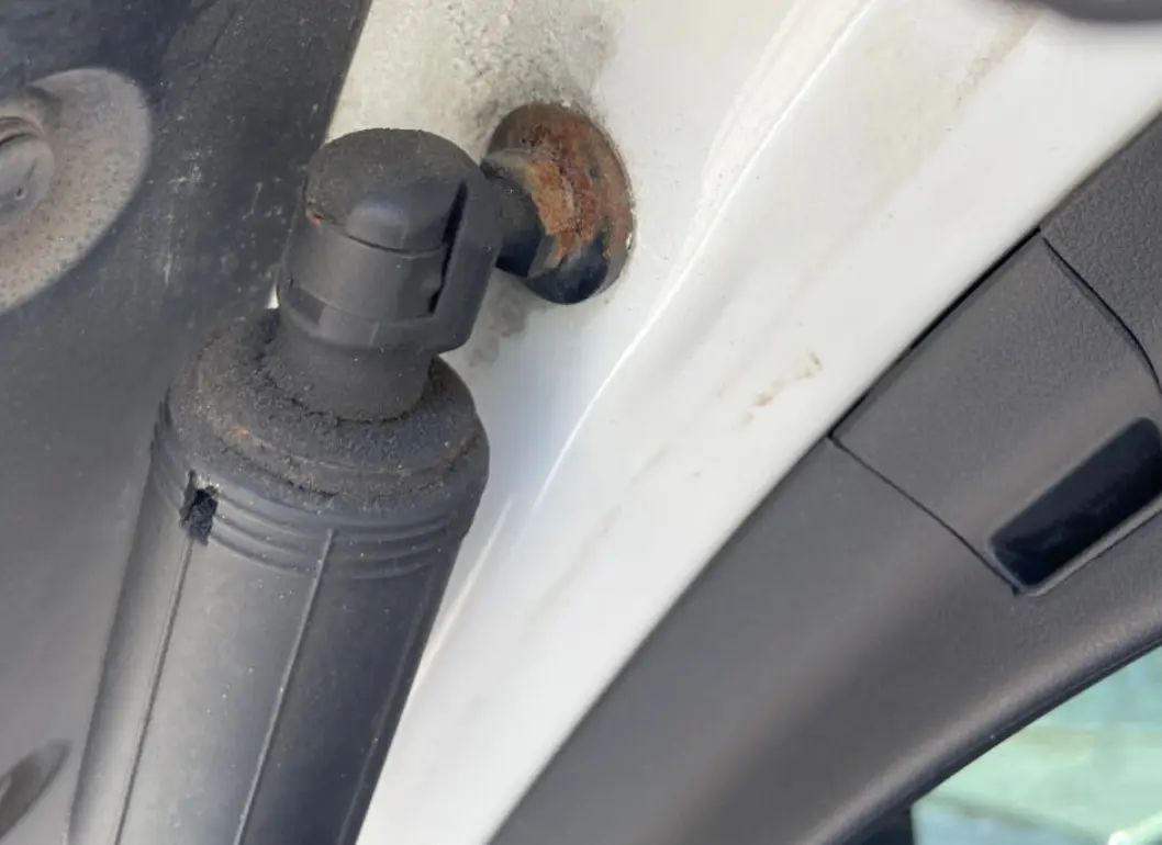 <span class="font-weight-bold" data-lab-font_weight_desktop="font-weight-bold">MER RUST:</span> Rust på armen som åpner og lukker bakluka på Tesla Model X. <span class="font-weight-bold" data-lab-font_weight_desktop="font-weight-bold">MER RUST:</span> Rust på armen som åpner og lukker bakluka på Tesla Model X.