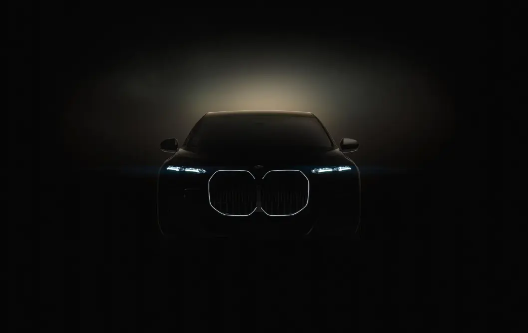 LYSENDE GRILL: På BMW i7 blir konturene av grillen opplyst. LYSENDE GRILL: På BMW i7 blir konturene av grillen opplyst.