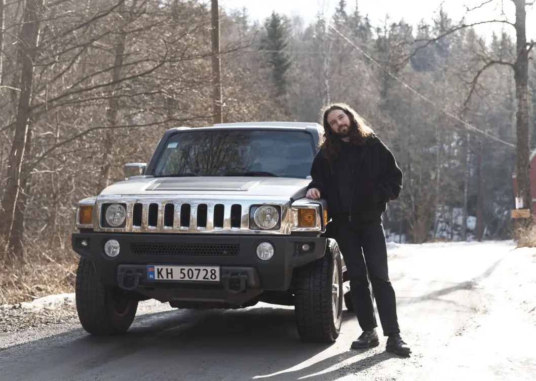 VILLDYRET: Med bensinbørsa Hummer H3 durer Ole Henrik Dyrseth av gårde i stikk motsatt retning av gjeldende elbil-trender. Nå kommer for øvrig merkevaren Hummer omsider med eget elbil-alternativ, til tross for statusen som eksosikon. VILLDYRET: Med bensinbørsa Hummer H3 durer Ole Henrik Dyrseth av gårde i stikk motsatt retning av gjeldende elbil-trender. Nå kommer for øvrig merkevaren Hummer omsider med eget elbil-alternativ, til tross for statusen som eksosikon.