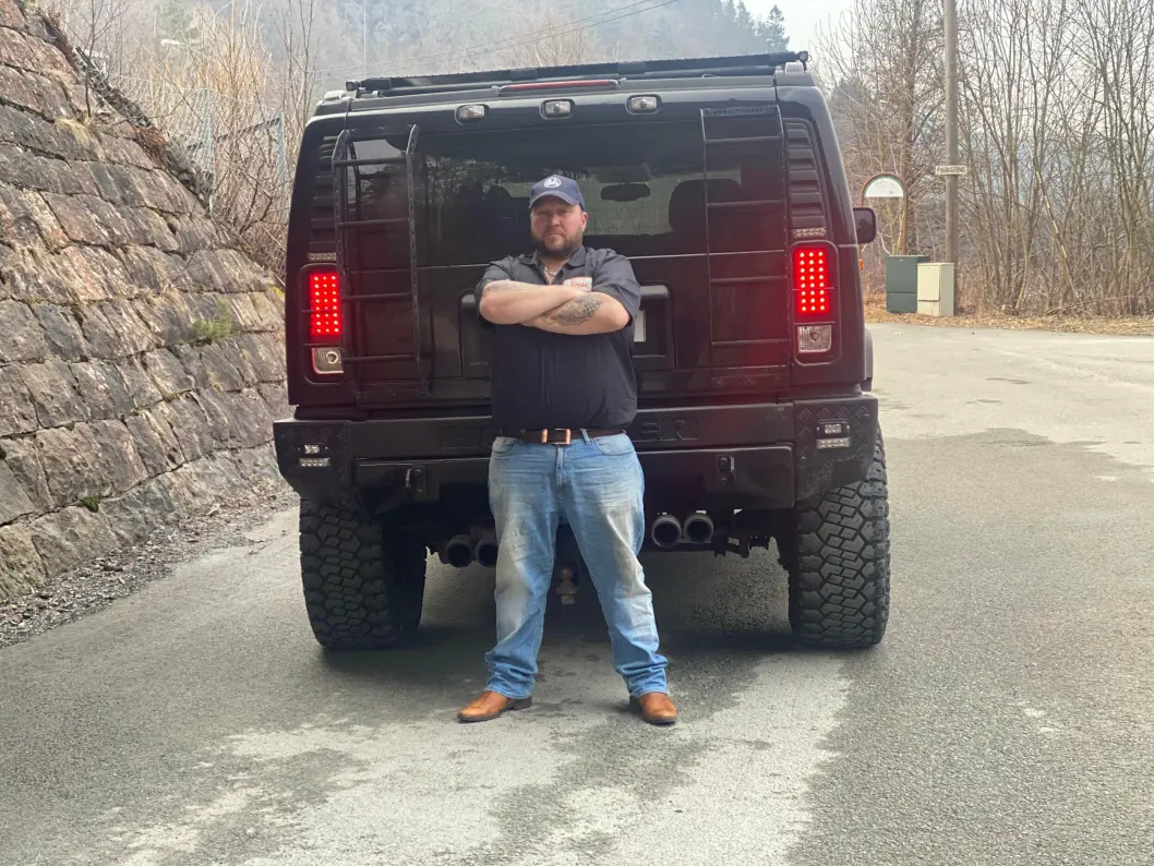 <span class="font-weight-bold" data-lab-font_weight_desktop="font-weight-bold">TOPP UTSTYRT:</span> Thor Sverre Larsen kjørte en Mercedes ML da han fikk lyst til å prøve å være Hummer-eier. Stigene på bakparten er bare en av årsakene til at han falt for kjøretøyets mange detaljer. <span class="font-weight-bold" data-lab-font_weight_desktop="font-weight-bold">TOPP UTSTYRT:</span> Thor Sverre Larsen kjørte en Mercedes ML da han fikk lyst til å prøve å være Hummer-eier. Stigene på bakparten er bare en av årsakene til at han falt for kjøretøyets mange detaljer.