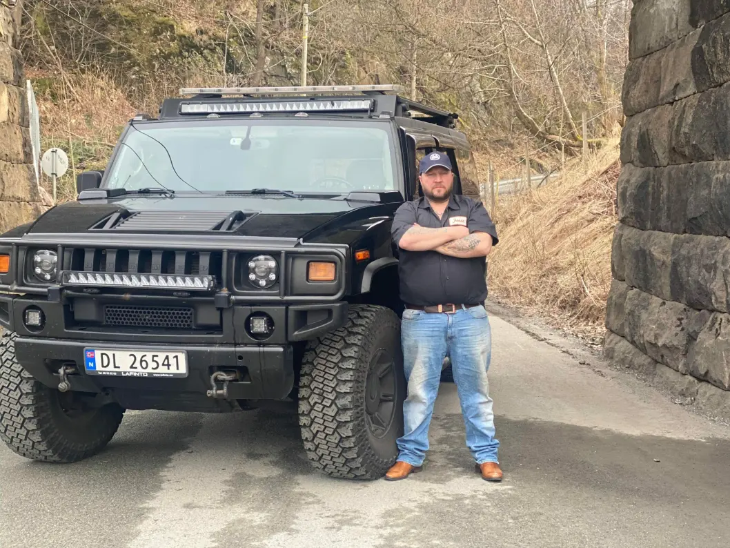 <span class="font-weight-bold" data-lab-font_weight_desktop="font-weight-bold">VENNLIG KJEMPE:</span> Hummer H2 er den mellomste Bukkene bruse. Merket produserte også den større H1 og den mindre H3. Thor Sverre Larsen i Kristiansand synes bilen er passe <span class="italic" data-lab-italic_desktop="italic">luggom</span> til sitt bruk. <span class="font-weight-bold" data-lab-font_weight_desktop="font-weight-bold">VENNLIG KJEMPE:</span> Hummer H2 er den mellomste Bukkene bruse. Merket produserte også den større H1 og den mindre H3. Thor Sverre Larsen i Kristiansand synes bilen er passe <span class="italic" data-lab-italic_desktop="italic">luggom</span> til sitt bruk.