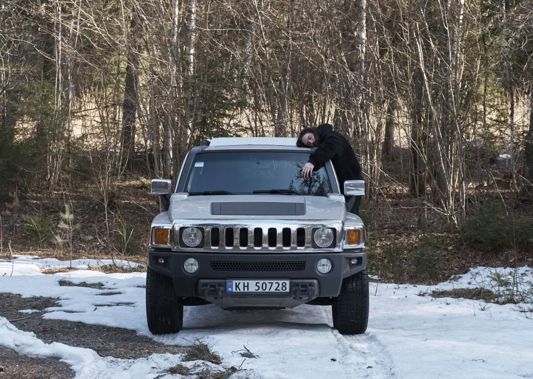 <span class="font-weight-bold" data-lab-font_weight_desktop="font-weight-bold">KOSEKLUMPEN:</span> Ole Henrik Dyrseth omfavner ideen om at Hummer H3 er et annerledes, spennende bilvalg i 2022. Han lar andre ta seg av fordommene med grobunn i Hummers faktiske historikk som krigskjøretøy. <span class="font-weight-bold" data-lab-font_weight_desktop="font-weight-bold">KOSEKLUMPEN:</span> Ole Henrik Dyrseth omfavner ideen om at Hummer H3 er et annerledes, spennende bilvalg i 2022. Han lar andre ta seg av fordommene med grobunn i Hummers faktiske historikk som krigskjøretøy.