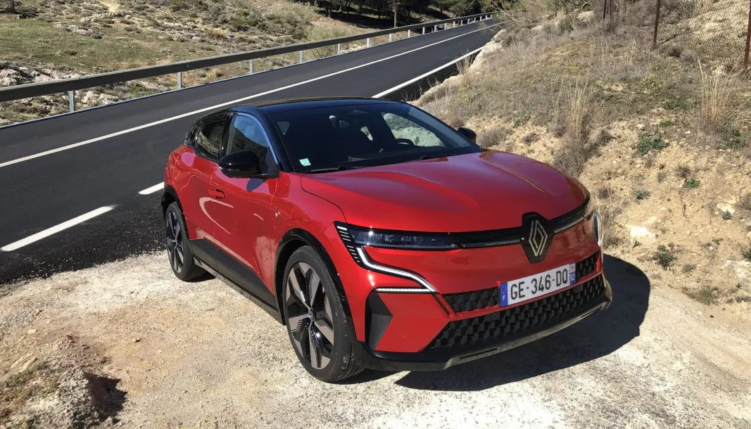 <span class=" font-weight-bold" data-lab-font_weight_desktop="font-weight-bold">NYKOMMER: </span>Renault Megane E-Tech melder seg på i klassen av biler til rundt 400.000 kroner – og kanskje med det fineste designet? <span class=" font-weight-bold" data-lab-font_weight_desktop="font-weight-bold">NYKOMMER: </span>Renault Megane E-Tech melder seg på i klassen av biler til rundt 400.000 kroner – og kanskje med det fineste designet?