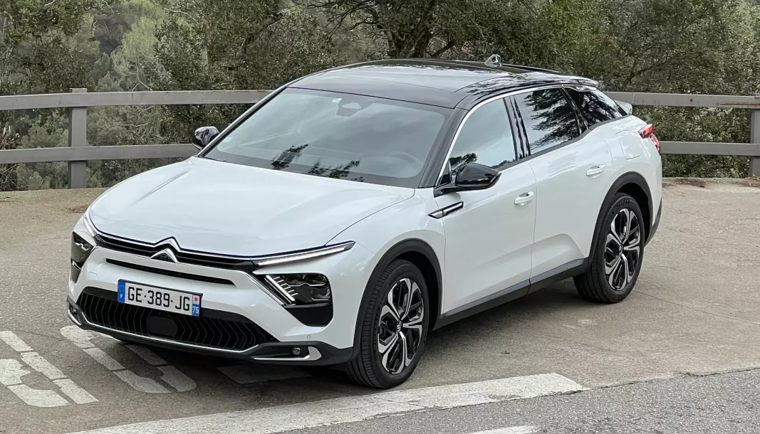 SPENNENDE: Citroëns nye store ladehybrid C5 X kommer på norske veier om to måneder.