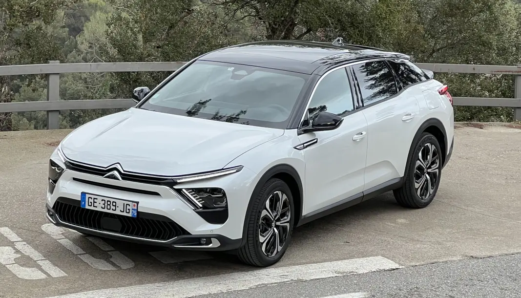 SPENNENDE: Citroëns nye store ladehybrid C5 X kommer på norske veier om to måneder. SPENNENDE: Citroëns nye store ladehybrid C5 X kommer på norske veier om to måneder.