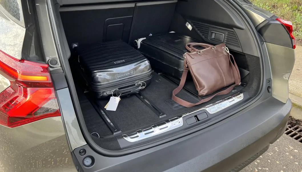<span class=" font-weight-bold" data-lab-font_weight_desktop="font-weight-bold">HØYERE GULV:</span> Ladehybriden mister 60 liter bagasjevolum. Det er ikke dramatisk mye, men i kombinasjon med den kraftig skrånende hekken, gir det enkelte begrensninger for en plasskrevende familie. <span class=" font-weight-bold" data-lab-font_weight_desktop="font-weight-bold">HØYERE GULV:</span> Ladehybriden mister 60 liter bagasjevolum. Det er ikke dramatisk mye, men i kombinasjon med den kraftig skrånende hekken, gir det enkelte begrensninger for en plasskrevende familie.
