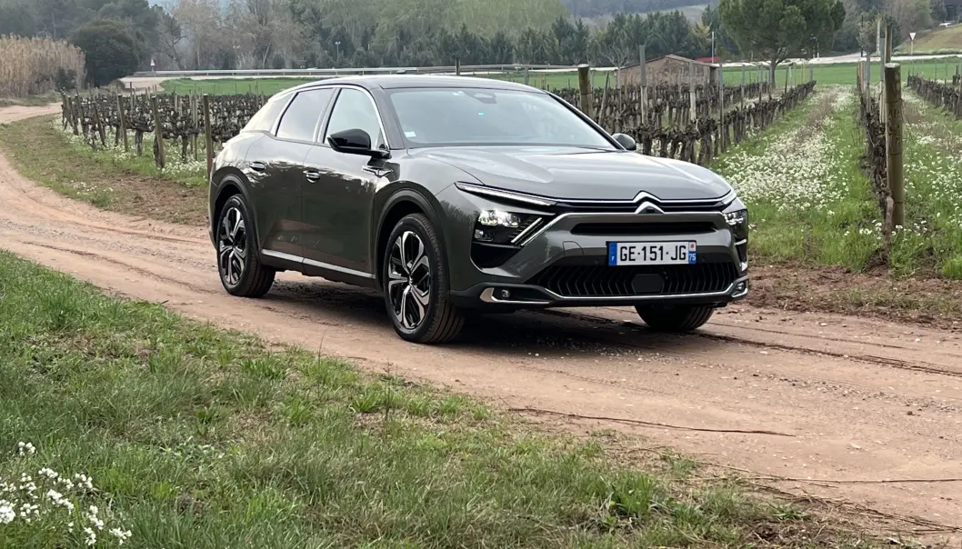 <span class=" font-weight-bold" data-lab-font_weight_desktop="font-weight-bold">VOKSER: </span>Den grågrønne fargen kler både bilen og den gryende sommeren i utkanten av Barcelona. <span class=" font-weight-bold" data-lab-font_weight_desktop="font-weight-bold">VOKSER: </span>Den grågrønne fargen kler både bilen og den gryende sommeren i utkanten av Barcelona.