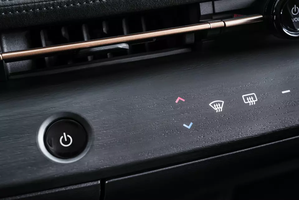 STORE FLATER: Nissan har fjernet det meste av knapper fra førermiljøet, men både nederst på dashbordet og i midtkonsollen aktiveres nøkkelfunksjoner med haptiske knapper, der du får en svak vibrasjon når du trykker.