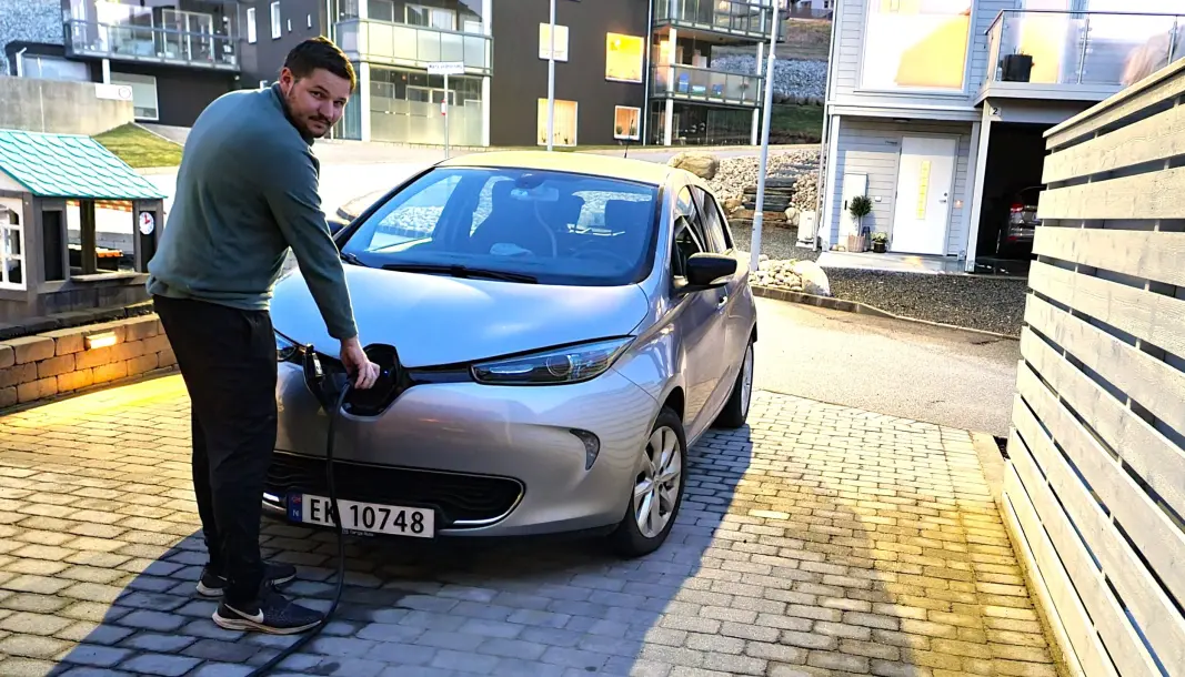 LADER: Renault Zoe-eier Andre Andersen stikker ladekabelen inn i sin Zoe. LADER: Renault Zoe-eier Andre Andersen stikker ladekabelen inn i sin Zoe.