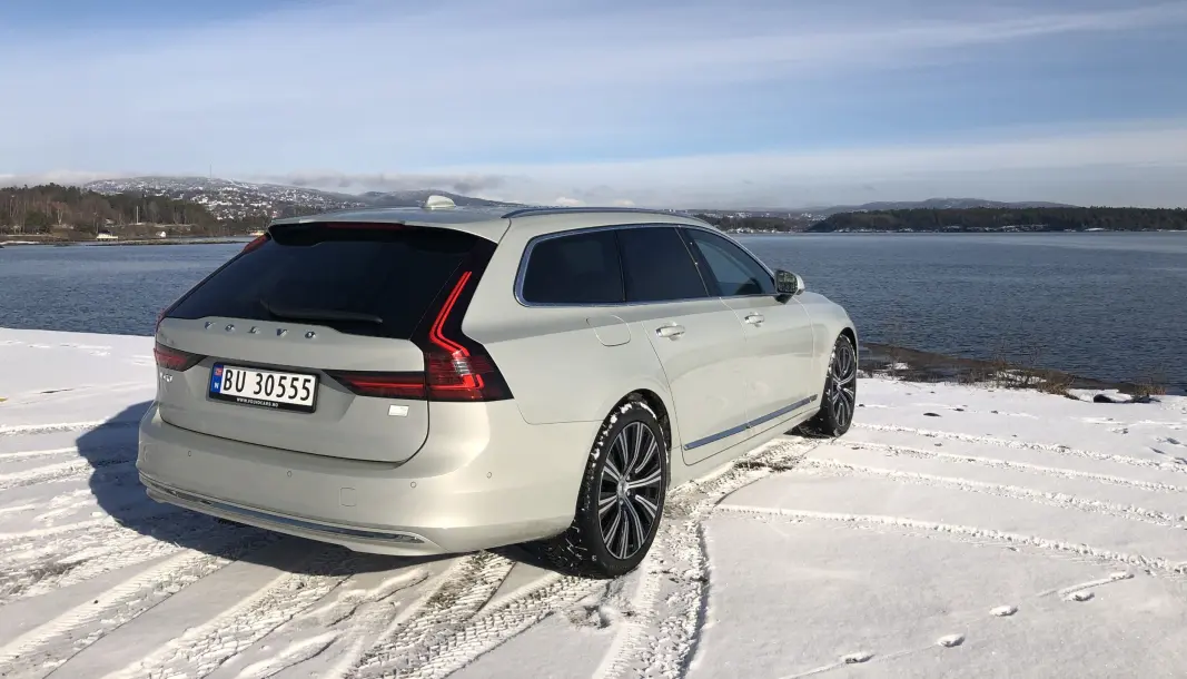 <span class=" font-weight-bold" data-lab-font_weight_desktop="font-weight-bold">FAMILIEBIL: </span>Volvo V90 har 551 liter bagasjevolum og en hengerkapasitet på 2100 kg. Det bør holde for de fleste, men utseendet har nok likevel hatt høyest prioritet. <span class=" font-weight-bold" data-lab-font_weight_desktop="font-weight-bold">FAMILIEBIL: </span>Volvo V90 har 551 liter bagasjevolum og en hengerkapasitet på 2100 kg. Det bør holde for de fleste, men utseendet har nok likevel hatt høyest prioritet.
