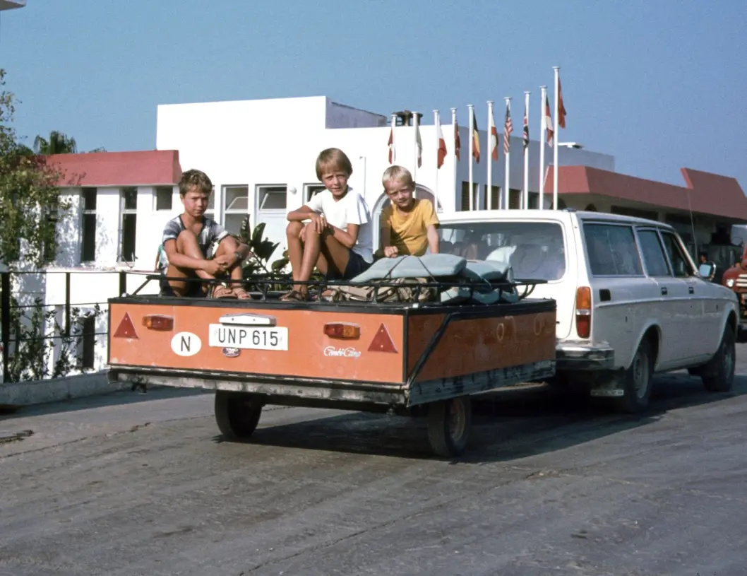 <span class="font-weight-bold" data-lab-font_weight_desktop="font-weight-bold">HENGER MED:</span> Leif Ole Walle vokste opp i en Volvo på vei fra Ås i Akershus til Midtøsten hvor faren arbeidet for FN. Leif Ole poserer i midten på hengeren med bror Tor Arne til venstre og minstemann Bjørn Erik til høyre. <span class="font-weight-bold" data-lab-font_weight_desktop="font-weight-bold">HENGER MED:</span> Leif Ole Walle vokste opp i en Volvo på vei fra Ås i Akershus til Midtøsten hvor faren arbeidet for FN. Leif Ole poserer i midten på hengeren med bror Tor Arne til venstre og minstemann Bjørn Erik til høyre.