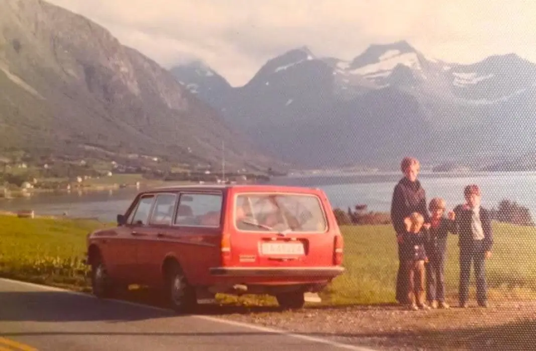 FJORD, FJELL OG SVENSK BIL: Motor-leser Lars Saunes vokste opp i familiesleden Volvo Herregårdsvogn: Låtene fra musikkassettene – som ble spilt om og om igjen – surrer fortatt i hodet. Bildet fra familiealbumet over er gjengitt med tidsriktig «raster». Fra venstre: Mor Sidsel, lillebror Erik, lillesøster Hanne og Lars selv – med Tresfjordfjellene i Møre og Romsdal i bakgrunnen. FJORD, FJELL OG SVENSK BIL: Motor-leser Lars Saunes vokste opp i familiesleden Volvo Herregårdsvogn: Låtene fra musikkassettene – som ble spilt om og om igjen – surrer fortatt i hodet. Bildet fra familiealbumet over er gjengitt med tidsriktig «raster». Fra venstre: Mor Sidsel, lillebror Erik, lillesøster Hanne og Lars selv – med Tresfjordfjellene i Møre og Romsdal i bakgrunnen.