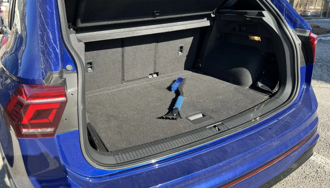 <span class=" font-weight-bold" data-lab-font_weight_desktop="font-weight-bold">JUSTERBART:</span> Bagasjerommet i Tiguan er noen liter mindre i utgangspunktet, men baksetet kan skyves framover. Da får man ytterligere 95 liter volum, som kommer svært godt med på noen få dager i året. <span class=" font-weight-bold" data-lab-font_weight_desktop="font-weight-bold">JUSTERBART:</span> Bagasjerommet i Tiguan er noen liter mindre i utgangspunktet, men baksetet kan skyves framover. Da får man ytterligere 95 liter volum, som kommer svært godt med på noen få dager i året.