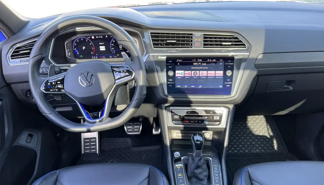 <span class=" font-weight-bold" data-lab-font_weight_desktop="font-weight-bold">GAMMELDAGS:</span> Deler av interiøret i Tiguan bærer preg av å ha vært på markedet i mange år. Overflatene er harde, pyntelistene litt grelle – og rent funksjonelt og sikkerhetsmessig er det ikke gunstig med betjeningen av klimaanlegget nede ved girspaken. <span class=" font-weight-bold" data-lab-font_weight_desktop="font-weight-bold">GAMMELDAGS:</span> Deler av interiøret i Tiguan bærer preg av å ha vært på markedet i mange år. Overflatene er harde, pyntelistene litt grelle – og rent funksjonelt og sikkerhetsmessig er det ikke gunstig med betjeningen av klimaanlegget nede ved girspaken.