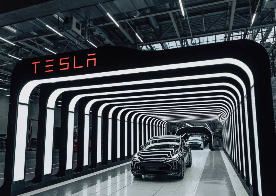 DE FØRSTE: Teslas første tyskproduserte Model Y-eksemplarer trillet ut til kunder denne uka.