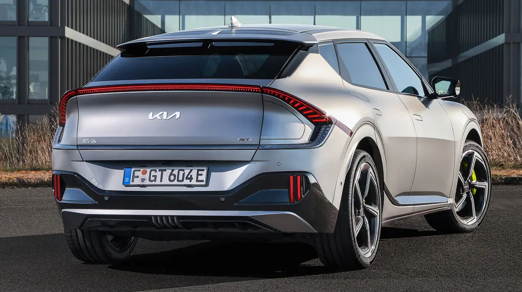 <b>LEKRE LINJER:</b> Små detaljer skiller GT-utgaven fra originale EV6 – blant annet den mørke linjen rundt vinduene, vertikale lyktedetaljer nede (horisontale på EV6), og de lime-fargede kaliperne. <b>LEKRE LINJER:</b> Små detaljer skiller GT-utgaven fra originale EV6 – blant annet den mørke linjen rundt vinduene, vertikale lyktedetaljer nede (horisontale på EV6), og de lime-fargede kaliperne.