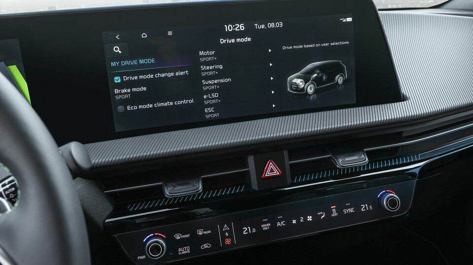 ET GODT MILJØ: Også på EV6 GT kombinerer Kia knapper og skjermer på en måte som gjør førerplassen svært oversiktelig.