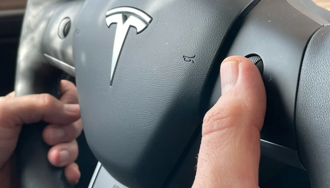 RATTBETJENING: Skrollehjulet på Teslaer er en viktig komponent. RATTBETJENING: Skrollehjulet på Teslaer er en viktig komponent.