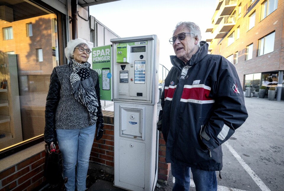 FRUSTRERTE: Sissel og Hakon Blandehoel foran automaten på Lørenskog som ikke virket.