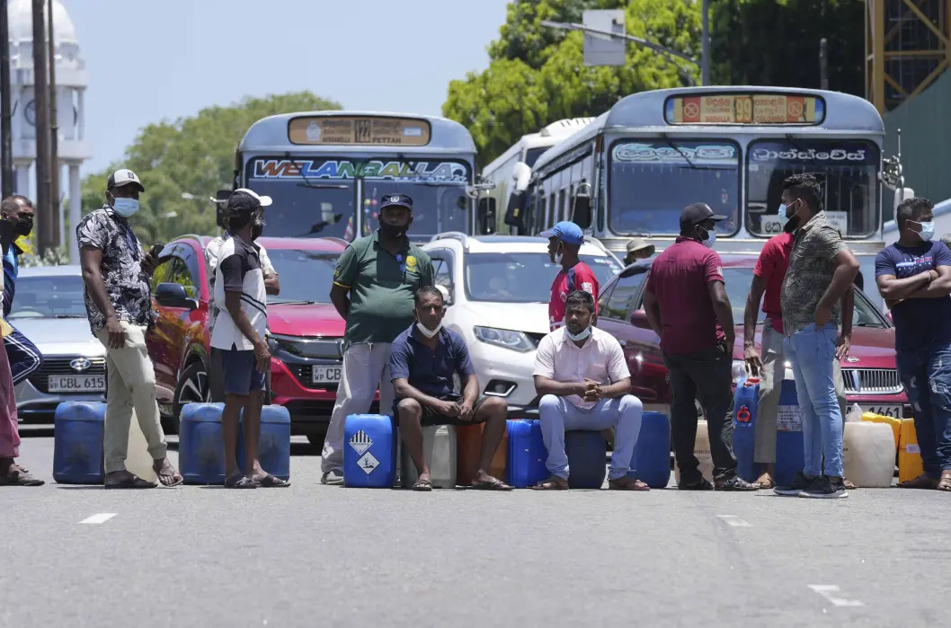 BLOKKERER VEIEN: Srilankere protesterer med tomme kanner midt i hovedstaden Colombo. BLOKKERER VEIEN: Srilankere protesterer med tomme kanner midt i hovedstaden Colombo.