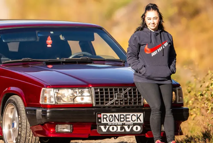 <span class="font-weight-bold" data-lab-font_weight_desktop="font-weight-bold">SJEFSBIL:</span> Eirin Rønbeck har gjennom sin egen klubb, Norwegian Car Girls, hele veien vært opptatt av inkludering. Siden starten i 2018 har jenter med ulik bakgrunn funnet veien til miljøet. <span class="font-weight-bold" data-lab-font_weight_desktop="font-weight-bold">SJEFSBIL:</span> Eirin Rønbeck har gjennom sin egen klubb, Norwegian Car Girls, hele veien vært opptatt av inkludering. Siden starten i 2018 har jenter med ulik bakgrunn funnet veien til miljøet.