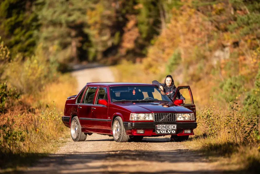 <span class="font-weight-bold" data-lab-font_weight_desktop="font-weight-bold">DØRÅPNER:</span> Eirin Rønbeck er sjef i Norwegian Car Girls, som har slått seg sammen med Rånerbabes Norge. Hennes egen Volvo er lakkert i en iøyenfallende farge, som gjør stas på arbeidsinnsatsen hun har nedlagt i doningen. <span class="font-weight-bold" data-lab-font_weight_desktop="font-weight-bold">DØRÅPNER:</span> Eirin Rønbeck er sjef i Norwegian Car Girls, som har slått seg sammen med Rånerbabes Norge. Hennes egen Volvo er lakkert i en iøyenfallende farge, som gjør stas på arbeidsinnsatsen hun har nedlagt i doningen.