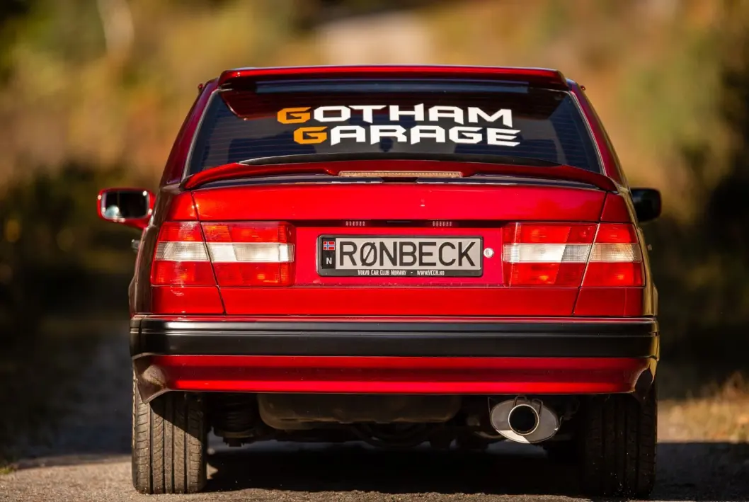 <span class="font-weight-bold" data-lab-font_weight_desktop="font-weight-bold">BAKEN TIL:</span> Tvedestrand er arnested for kanskje Norges største bilklubb for jenter: Eirin Rønbeck drifter Norwegian Car Girls som hun ratter som Volvo – med fynd og klem. <span class="font-weight-bold" data-lab-font_weight_desktop="font-weight-bold">BAKEN TIL:</span> Tvedestrand er arnested for kanskje Norges største bilklubb for jenter: Eirin Rønbeck drifter Norwegian Car Girls som hun ratter som Volvo – med fynd og klem.