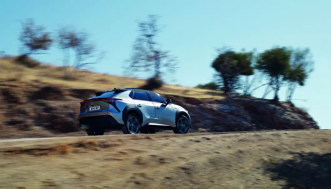 VISER RYGGEN: Toyota bZ4x vil klatre høyt på salgsstatistikken. VISER RYGGEN: Toyota bZ4x vil klatre høyt på salgsstatistikken.