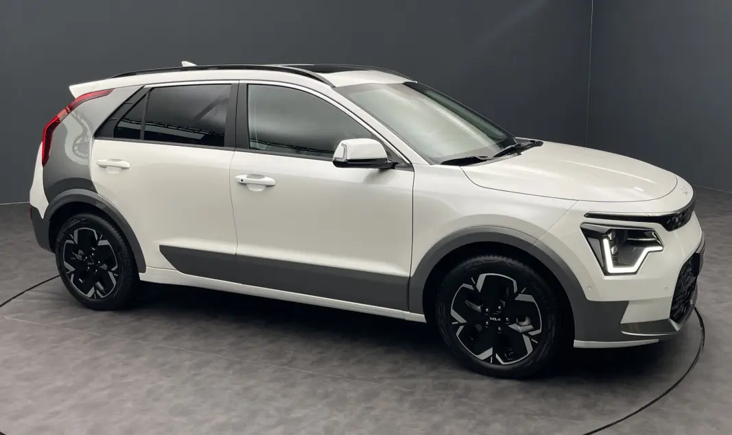BUDSJETTVINNER: Kia gjør e-Niro til Niro EV. Ytterligere 11 elbilmodeller skal lanseres innen 2027. BUDSJETTVINNER: Kia gjør e-Niro til Niro EV. Ytterligere 11 elbilmodeller skal lanseres innen 2027.