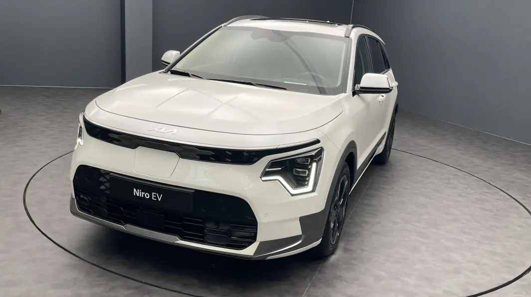 <span class="font-weight-bold" data-lab-font_weight_desktop="font-weight-bold">NY FRONT: </span>Niro EV har fått en kraftigere grill, samtidig som linjen under panseret minner om slektskapet til prisvinneren EV6. <span class="font-weight-bold" data-lab-font_weight_desktop="font-weight-bold">NY FRONT: </span>Niro EV har fått en kraftigere grill, samtidig som linjen under panseret minner om slektskapet til prisvinneren EV6.