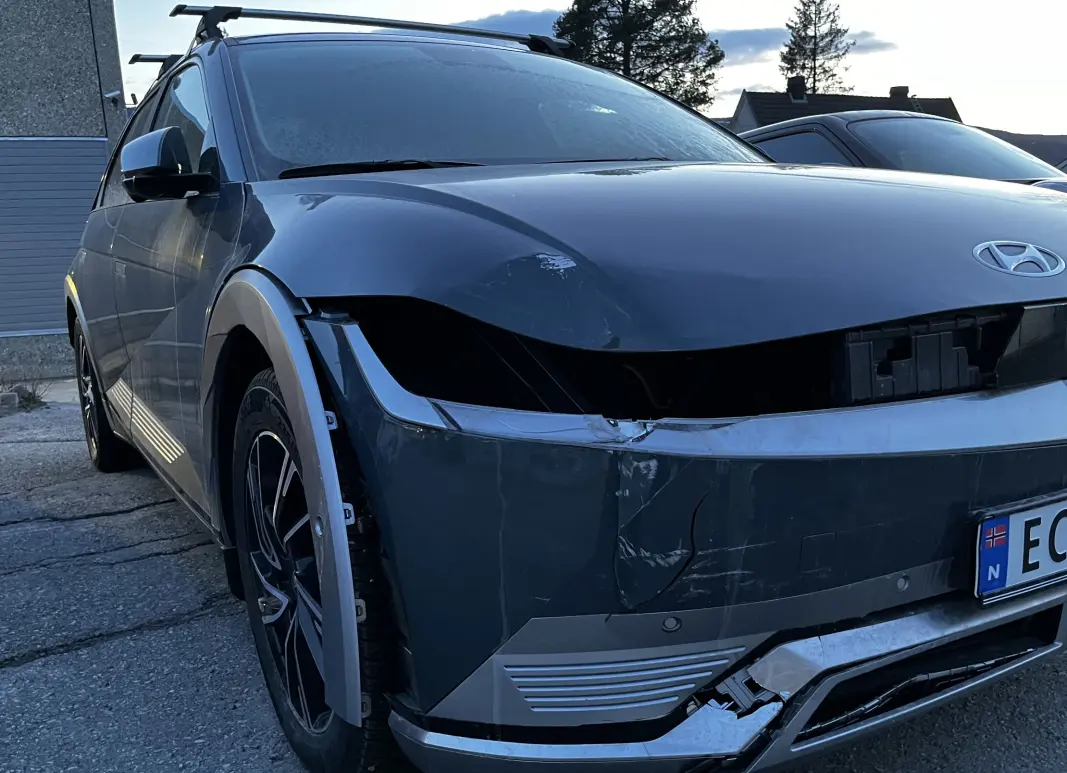 VENTETID: Mange som småbulker må vente lenge på å få bilen reparert. Her en neste ny Hyundai Ioniq 5 som har vært uheldig. VENTETID: Mange som småbulker må vente lenge på å få bilen reparert. Her en neste ny Hyundai Ioniq 5 som har vært uheldig.