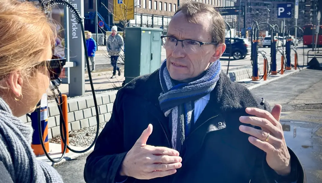 «EN GOD MODELL»: Enova-støtten må brukes til å bygge hurtigladere på de stedene hvor det foreløpig ikke er kommersielt interessant, sier klima- og miljøminister Espen Barth Eide. «EN GOD MODELL»: Enova-støtten må brukes til å bygge hurtigladere på de stedene hvor det foreløpig ikke er kommersielt interessant, sier klima- og miljøminister Espen Barth Eide.