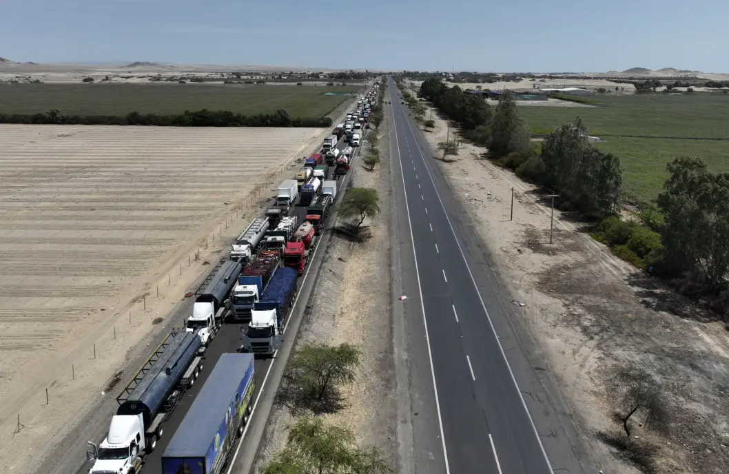 BLOKKERTE VEIER: Lastebiler på rekke og rad i protest i Ica i Peru denne uken. BLOKKERTE VEIER: Lastebiler på rekke og rad i protest i Ica i Peru denne uken.