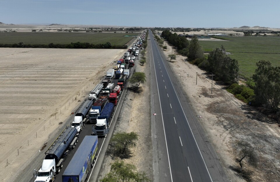 BLOKKERTE VEIER: Lastebiler på rekke og rad i protest i Ica i Peru denne uken.