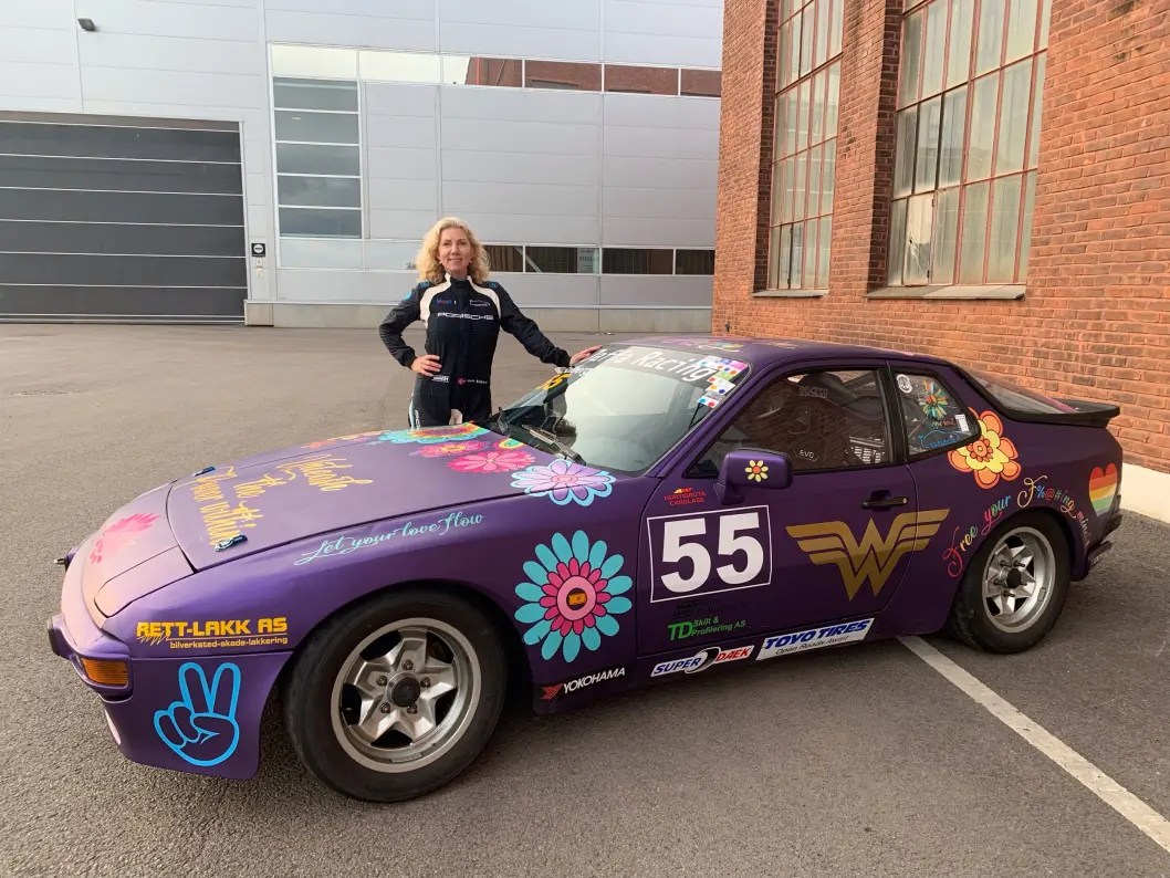 <span class="font-weight-bold" data-lab-font_weight_desktop="font-weight-bold">BLOMSTER-RACING:</span> Jaffa Racing team-medlemmet Irene Solberg ser på Porsche 944 som en spennende konkurransemakker og givende kjøremaskin. <span class="font-weight-bold" data-lab-font_weight_desktop="font-weight-bold">BLOMSTER-RACING:</span> Jaffa Racing team-medlemmet Irene Solberg ser på Porsche 944 som en spennende konkurransemakker og givende kjøremaskin.