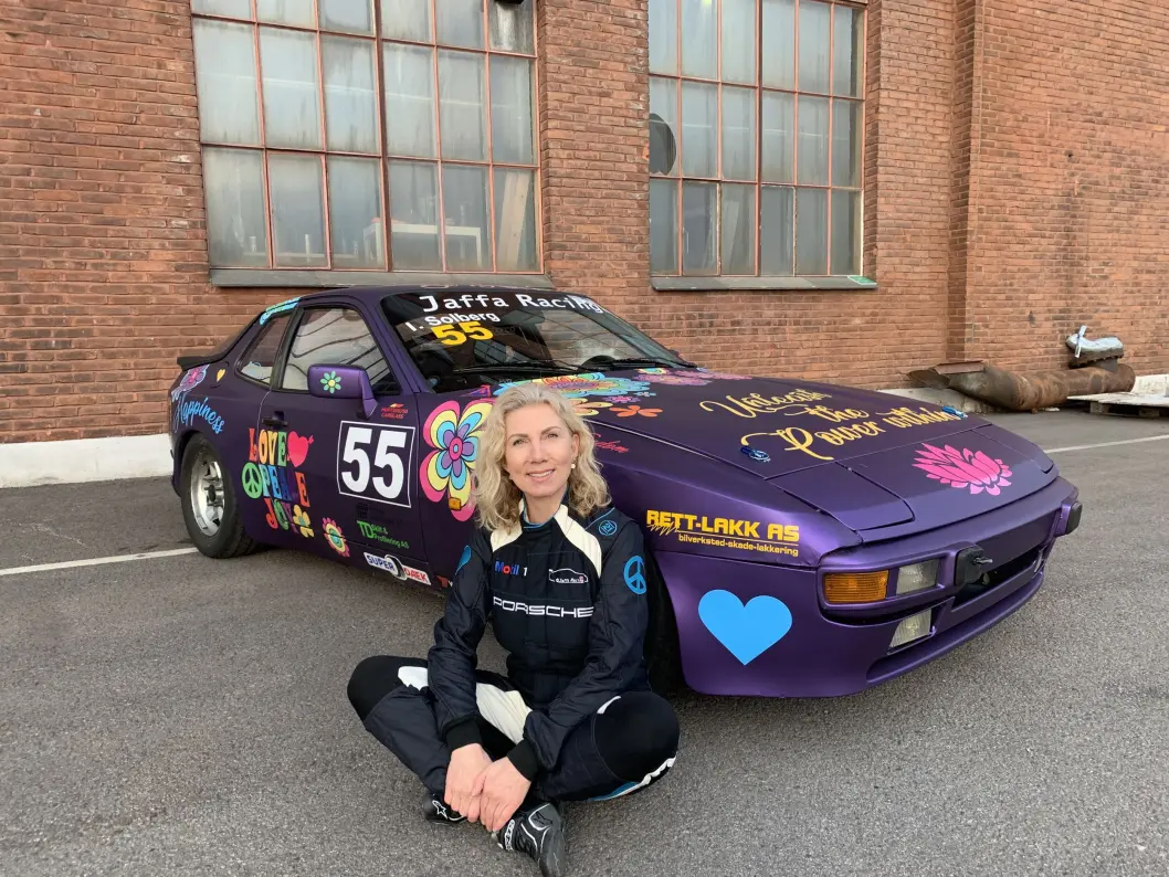 DEKORERT: Irene Solberg deltar i racing-konkurranser med en Porsche 944 hun har dekorert med glade symboler, som skal gi publikum et glimt av livsfilosofien: Panser-påskriften «Unleash the power within» kan oversettes til «slipp løs kreftene som bor i deg og bilen». DEKORERT: Irene Solberg deltar i racing-konkurranser med en Porsche 944 hun har dekorert med glade symboler, som skal gi publikum et glimt av livsfilosofien: Panser-påskriften «Unleash the power within» kan oversettes til «slipp løs kreftene som bor i deg og bilen».