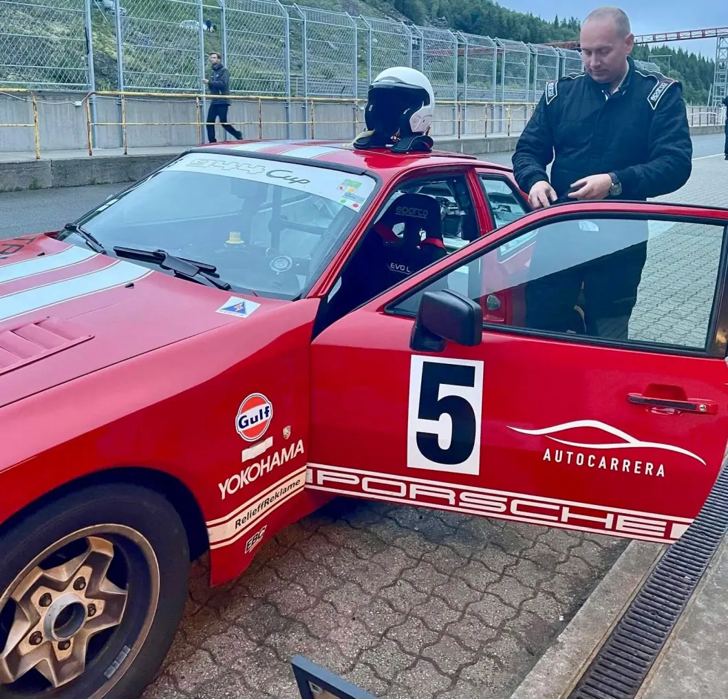 <span class="font-weight-bold" data-lab-font_weight_desktop="font-weight-bold">STARTKLAR:</span> Kjetil Lepsøe fullroser Porsche 944 for alt fra god plass til driftsikkerhet. <span class="font-weight-bold" data-lab-font_weight_desktop="font-weight-bold">STARTKLAR:</span> Kjetil Lepsøe fullroser Porsche 944 for alt fra god plass til driftsikkerhet.