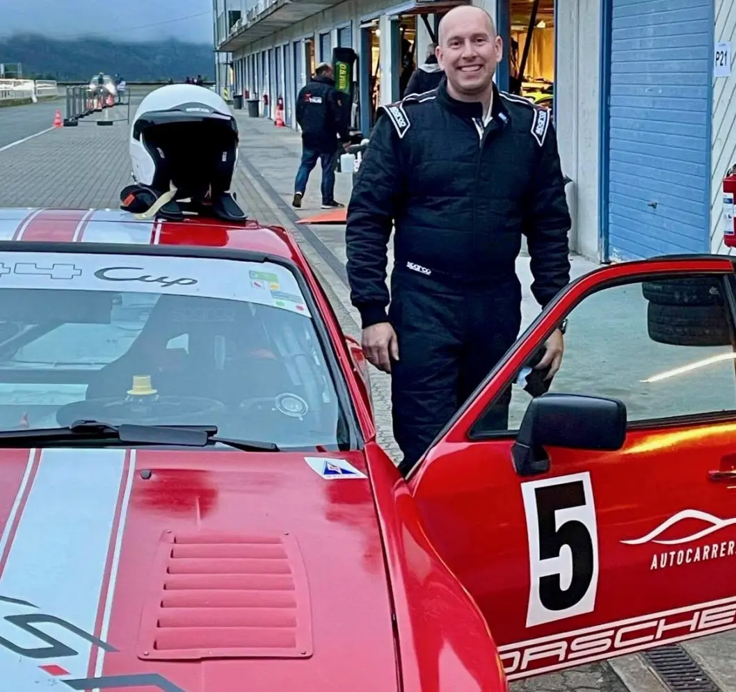<span class="font-weight-bold" data-lab-font_weight_desktop="font-weight-bold">RØD FARE:</span> Porsche 944 er en storfavoritt hos racingentusiast Kjetil Lepsøe: Konstruksjonen gir perfekt vektfordeling mellom for- og bakaksel. <span class="font-weight-bold" data-lab-font_weight_desktop="font-weight-bold">RØD FARE:</span> Porsche 944 er en storfavoritt hos racingentusiast Kjetil Lepsøe: Konstruksjonen gir perfekt vektfordeling mellom for- og bakaksel.