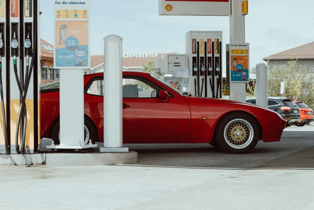 <span class="font-weight-bold" data-lab-font_weight_desktop="font-weight-bold">SIDESTILT:</span> Jo mer Lars Ola Rindseter glor og grubler på sin Porsche 944, desto mer innser han hvor mye modellen i sin tid betydde for merket Porsche. <span class="font-weight-bold" data-lab-font_weight_desktop="font-weight-bold">SIDESTILT:</span> Jo mer Lars Ola Rindseter glor og grubler på sin Porsche 944, desto mer innser han hvor mye modellen i sin tid betydde for merket Porsche.