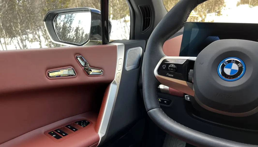 <span class=" font-weight-bold" data-lab-font_weight_desktop="font-weight-bold">STJERNEGLANS: </span>Setejusteringen i dørkarmen kjenner vi igjen fra Mercedes. Krystallglansen kjenner vi igjen fra Volvo. Og trykknappen (den nederste på den blanke listen) som åpner opp døra, kjenner vi fra Tesla. <span class=" font-weight-bold" data-lab-font_weight_desktop="font-weight-bold">STJERNEGLANS: </span>Setejusteringen i dørkarmen kjenner vi igjen fra Mercedes. Krystallglansen kjenner vi igjen fra Volvo. Og trykknappen (den nederste på den blanke listen) som åpner opp døra, kjenner vi fra Tesla.