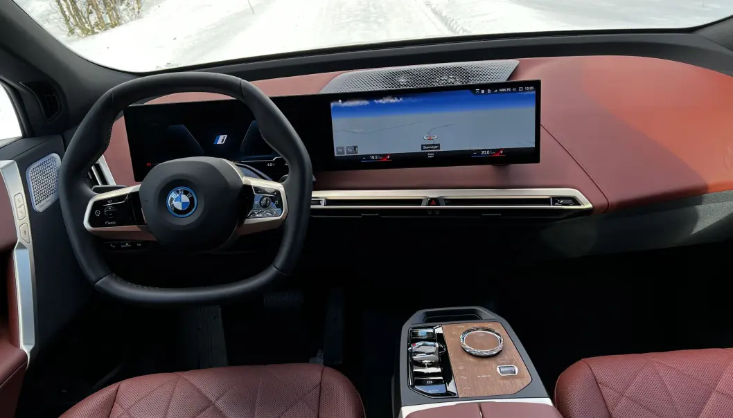 <span class=" font-weight-bold" data-lab-font_weight_desktop="font-weight-bold">ENKELT:</span> Det horisontale instrumentpanelet svever på dashboardet, bare festet av noen braketter, og krummer seg ørlite mot føreren. Alt er rent og enkelt i formen. Den gjennomsiktige overflaten på styrehjulet på midtkonsollen, og følelsen i hurtigknappene, oppleves svært luksuriøst. <span class=" font-weight-bold" data-lab-font_weight_desktop="font-weight-bold">ENKELT:</span> Det horisontale instrumentpanelet svever på dashboardet, bare festet av noen braketter, og krummer seg ørlite mot føreren. Alt er rent og enkelt i formen. Den gjennomsiktige overflaten på styrehjulet på midtkonsollen, og følelsen i hurtigknappene, oppleves svært luksuriøst.