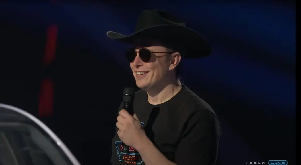 SNAKKET TIL MENIGHETEN: Elon Musk under seremonien i Texas ... selvsagt i cowboyhatt. SNAKKET TIL MENIGHETEN: Elon Musk under seremonien i Texas ... selvsagt i cowboyhatt.