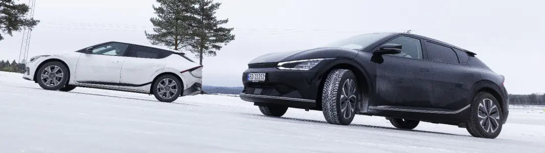<span class="font-weight-bold" data-lab-font_weight_desktop="font-weight-bold">Kia EV6 RWD</span>, bakhjulsdrift<br><span class="font-weight-bold" data-lab-font_weight_desktop="font-weight-bold">Vekt: </span>1920 kilo <span class="font-weight-bold" data-lab-font_weight_desktop="font-weight-bold">Motor:</span> Batterielektrisk, 228 hk. <span class="font-weight-bold" data-lab-font_weight_desktop="font-weight-bold">Dekk: </span>Nokian Hakkapeliitta 235/55-19<span class="font-weight-bold" data-lab-font_weight_desktop="font-weight-bold"><br>Kia EV6 AWD</span>, firehjulsdrift<br><span class="font-weight-bold" data-lab-font_weight_desktop="font-weight-bold">Vekt:</span> 2040 kilo <span class="font-weight-bold" data-lab-font_weight_desktop="font-weight-bold">Motor:</span> Batterielektrisk, 328 hk. <span class="font-weight-bold" data-lab-font_weight_desktop="font-weight-bold">Dekk:</span> Nokian Hakkapeliitta 235/55-19<br>En av årets store bilnyheter. Noen måneder etter at Hyundai Ioniq 5 satte ny poengrekord i Motors tester, kom den teknisk ganske like – men utseendemessig svært ulike – EV6 og tangerte rekorden. Ingen tvil om at Sør-Korea er en elbilnasjon i ypperste sjikt i øyeblikket, men hva skjer på norsk hålkeføre? Vi tester altså EV6 med både bakhjulsdrift og firehjulsdrift. <span class="font-weight-bold" data-lab-font_weight_desktop="font-weight-bold">Kia EV6 RWD</span>, bakhjulsdrift<br><span class="font-weight-bold" data-lab-font_weight_desktop="font-weight-bold">Vekt: </span>1920 kilo <span class="font-weight-bold" data-lab-font_weight_desktop="font-weight-bold">Motor:</span> Batterielektrisk, 228 hk. <span class="font-weight-bold" data-lab-font_weight_desktop="font-weight-bold">Dekk: </span>Nokian Hakkapeliitta 235/55-19<span class="font-weight-bold" data-lab-font_weight_desktop="font-weight-bold"><br>Kia EV6 AWD</span>, firehjulsdrift<br><span class="font-weight-bold" data-lab-font_weight_desktop="font-weight-bold">Vekt:</span> 2040 kilo <span class="font-weight-bold" data-lab-font_weight_desktop="font-weight-bold">Motor:</span> Batterielektrisk, 328 hk. <span class="font-weight-bold" data-lab-font_weight_desktop="font-weight-bold">Dekk:</span> Nokian Hakkapeliitta 235/55-19<br>En av årets store bilnyheter. Noen måneder etter at Hyundai Ioniq 5 satte ny poengrekord i Motors tester, kom den teknisk ganske like – men utseendemessig svært ulike – EV6 og tangerte rekorden. Ingen tvil om at Sør-Korea er en elbilnasjon i ypperste sjikt i øyeblikket, men hva skjer på norsk hålkeføre? Vi tester altså EV6 med både bakhjulsdrift og firehjulsdrift.