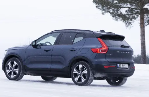 <span class="font-weight-bold" data-lab-font_weight_desktop="font-weight-bold">Volvo XC40 Recharge</span>, firehjulsdrift<br><span class="font-weight-bold" data-lab-font_weight_desktop="font-weight-bold">Vekt:</span> 2113 kilo <span class="font-weight-bold" data-lab-font_weight_desktop="font-weight-bold">Motor:</span> Batterielektrisk, 408 hk. <span class="font-weight-bold" data-lab-font_weight_desktop="font-weight-bold">Dekk:</span> Continental Viking Contact 7 235/50-19<br>Testens tyngste og sprekeste bil. Kombinasjonen av høy vekt og et voldsomt kraftoverskudd er interessant i seg selv på et underlag som dette. <span class="font-weight-bold" data-lab-font_weight_desktop="font-weight-bold">Volvo XC40 Recharge</span>, firehjulsdrift<br><span class="font-weight-bold" data-lab-font_weight_desktop="font-weight-bold">Vekt:</span> 2113 kilo <span class="font-weight-bold" data-lab-font_weight_desktop="font-weight-bold">Motor:</span> Batterielektrisk, 408 hk. <span class="font-weight-bold" data-lab-font_weight_desktop="font-weight-bold">Dekk:</span> Continental Viking Contact 7 235/50-19<br>Testens tyngste og sprekeste bil. Kombinasjonen av høy vekt og et voldsomt kraftoverskudd er interessant i seg selv på et underlag som dette.