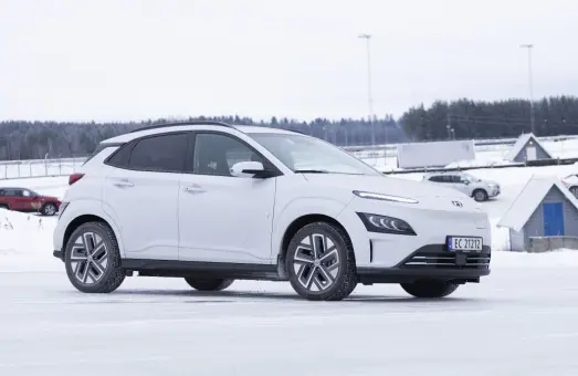 <span class="font-weight-bold" data-lab-font_weight_desktop="font-weight-bold">Hyundai Kona</span>, forhjulstrekk<br><span class="font-weight-bold" data-lab-font_weight_desktop="font-weight-bold">Vekt:</span> 1685 kilo <span class="font-weight-bold" data-lab-font_weight_desktop="font-weight-bold">Motor:</span> Batterielektrisk, 204 hk. <span class="font-weight-bold" data-lab-font_weight_desktop="font-weight-bold">Dekk:</span> Continental Viking Contact 215/55-17<br>Liten og forhjulsdrevet, og plutselig tilhører den forrige generasjon elbiler. Like fullt uslåelig på rekkevidde i sin klasse, og bedre enn langt større og dyrere biler. Denne gangen er vi mest nysgjerrig på framkommeligheten. <span class="font-weight-bold" data-lab-font_weight_desktop="font-weight-bold">Hyundai Kona</span>, forhjulstrekk<br><span class="font-weight-bold" data-lab-font_weight_desktop="font-weight-bold">Vekt:</span> 1685 kilo <span class="font-weight-bold" data-lab-font_weight_desktop="font-weight-bold">Motor:</span> Batterielektrisk, 204 hk. <span class="font-weight-bold" data-lab-font_weight_desktop="font-weight-bold">Dekk:</span> Continental Viking Contact 215/55-17<br>Liten og forhjulsdrevet, og plutselig tilhører den forrige generasjon elbiler. Like fullt uslåelig på rekkevidde i sin klasse, og bedre enn langt større og dyrere biler. Denne gangen er vi mest nysgjerrig på framkommeligheten.